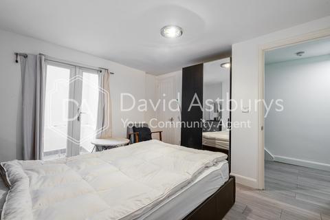 3 bedroom ground floor maisonette to rent, Balls Pond Road, Islington, London