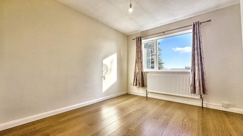 Bright, well-presented bedroom with large windo...
