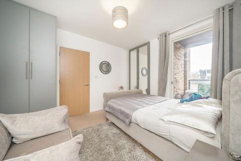 3 bedroom flat to rent, Palladian Gardens, London W4