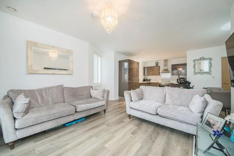 3 bedroom flat to rent, Palladian Gardens, London W4