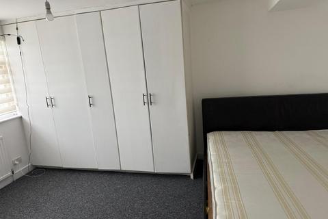 1 bedroom flat to rent, Richmond AveUxbridge UB10 9BQ, London, UB10