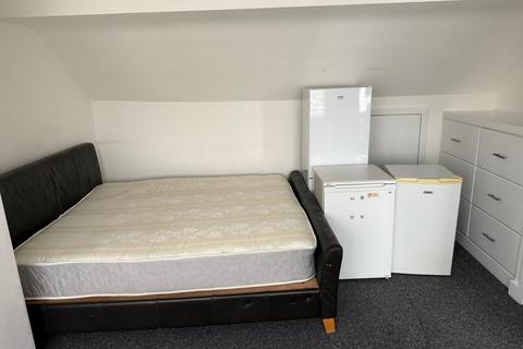 1 bedroom flat to rent, Richmond AveUxbridge UB10 9BQ, London, UB10