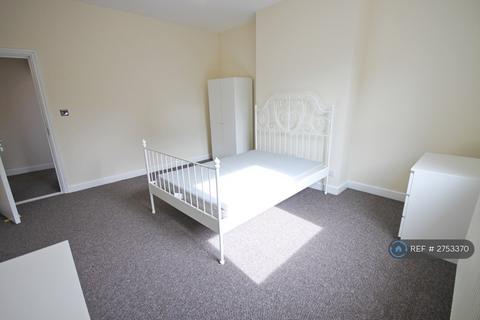 3 bedroom flat to rent, Elm Av, Nottingham, NG3