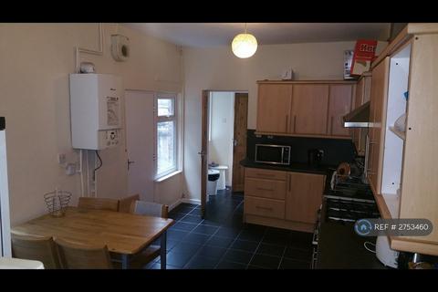 1 bedroom in a house share to rent, Brideoak Street, Manchester, M8