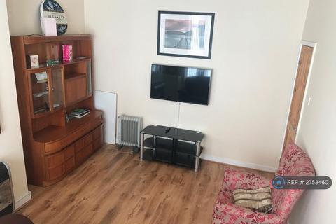 1 bedroom in a house share to rent, Brideoak Street, Manchester, M8