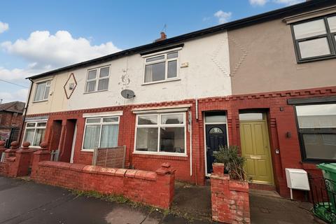 3 bedroom terraced house to rent, Kingswood Road, Manchester, M14