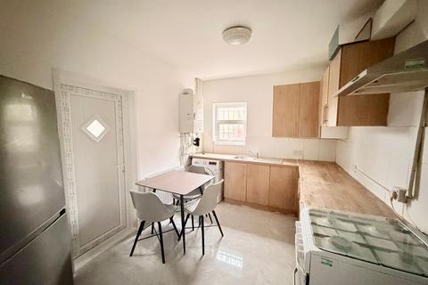 3 bedroom terraced house to rent, Kingswood Road, Manchester, M14