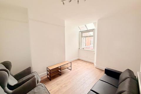 4 bedroom house of multiple occupation to rent, Kingswood Road, Manchester, M14