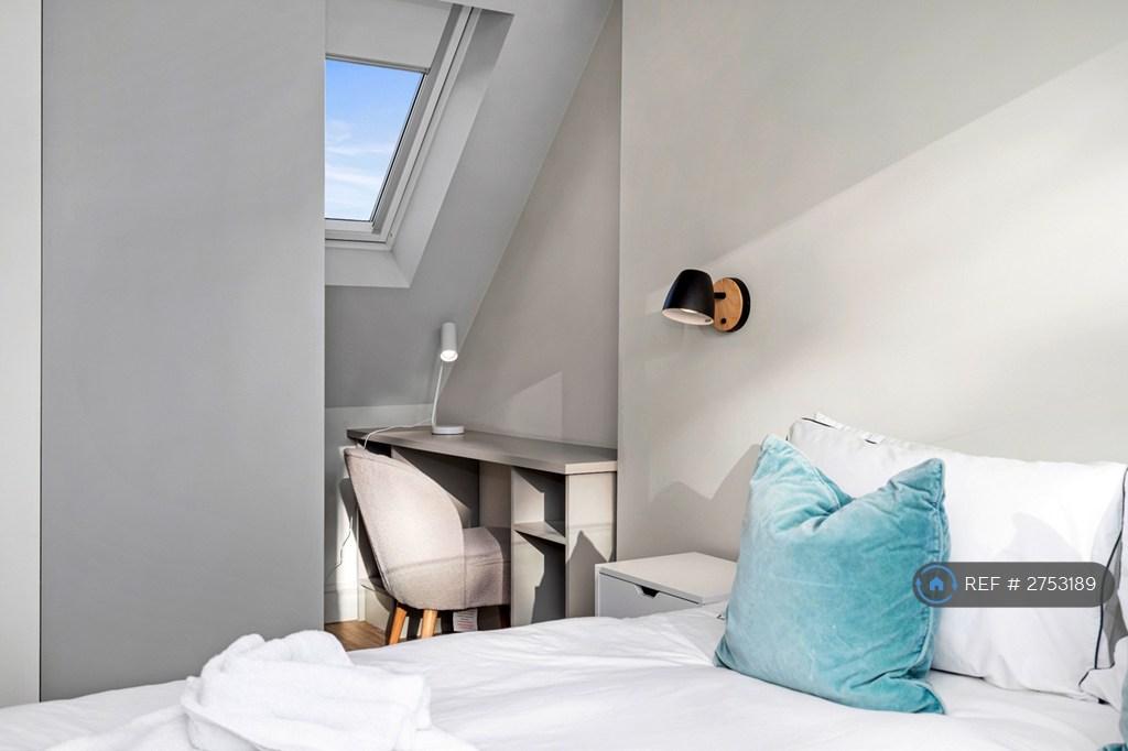 Loft Master With Desk/Dressing Table