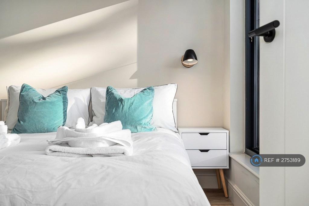 Loft Master With King Bed &amp; Ensuite &amp; Desk/Wardrob