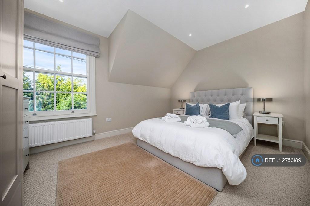 1st Floor Master Bedroom With King Size Bed