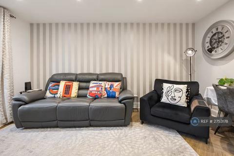 3 bedroom flat to rent, Spring Gardens Court, London, SE11