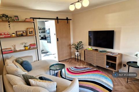 3 bedroom semi-detached house to rent, Roman Hackle Avenue, Cheltenham, GL50