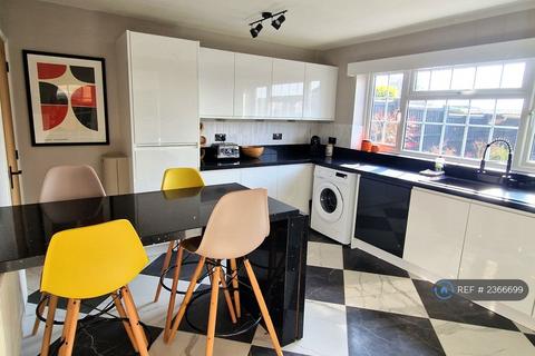 3 bedroom semi-detached house to rent, Roman Hackle Avenue, Cheltenham, GL50
