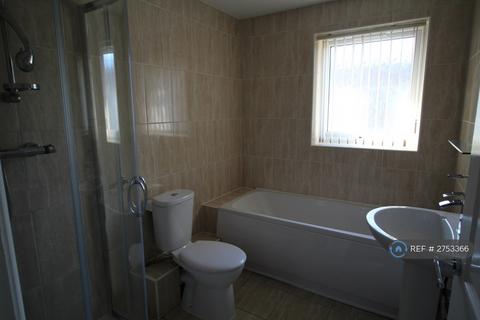 3 bedroom end of terrace house to rent, Wild Street, Heywood, OL10