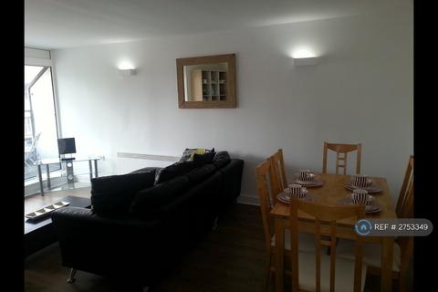 2 bedroom flat to rent, Chertsey Road, Woking, GU21