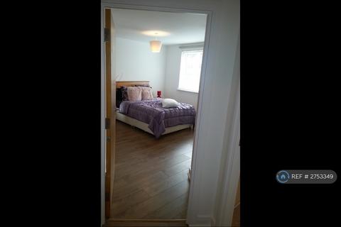 2 bedroom flat to rent, Chertsey Road, Woking, GU21