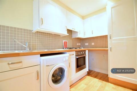 3 bedroom flat to rent, Evering Road, London, E5