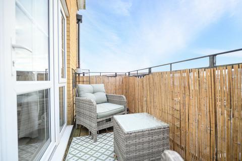 2 bedroom apartment for sale, Alderson Grove, Hersham, Walton-On-Thames
