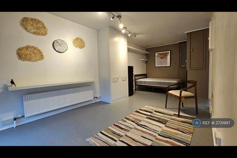 Studio to rent, Goodyer House, London, SW1V