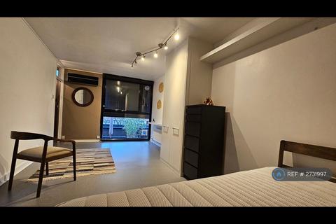 Studio to rent, Goodyer House, London, SW1V
