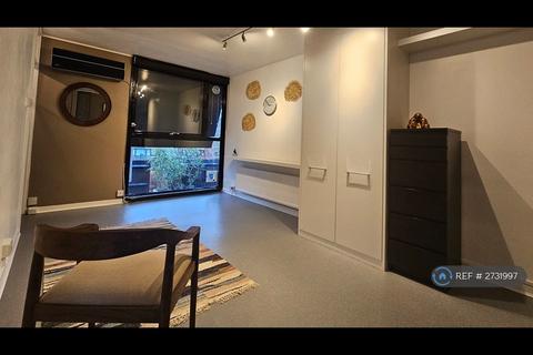 Studio to rent, Goodyer House, London, SW1V