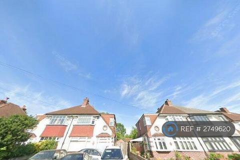 2 bedroom flat to rent, Kinross Avenue, Worcester Park, KT4