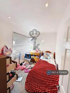 2 bedroom flat to rent, Kinross Avenue, Worcester Park, KT4