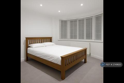 2 bedroom flat to rent, Kinross Avenue, Worcester Park, KT4