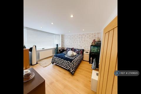 2 bedroom flat to rent, Kinross Avenue, Worcester Park, KT4