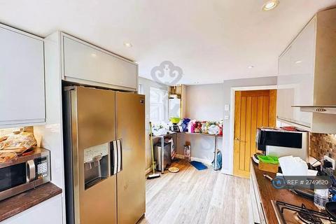 2 bedroom flat to rent, Kinross Avenue, Worcester Park, KT4