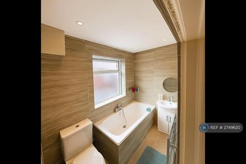 2 bedroom flat to rent, Kinross Avenue, Worcester Park, KT4