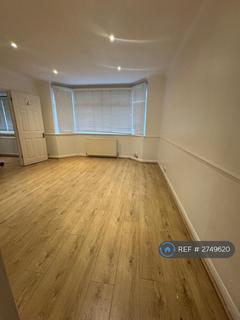 2 bedroom flat to rent, Kinross Avenue, Worcester Park, KT4
