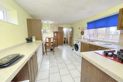 2 bedroom detached house for sale, Lower End, Layer-De-La-Haye, Colchester, CO2