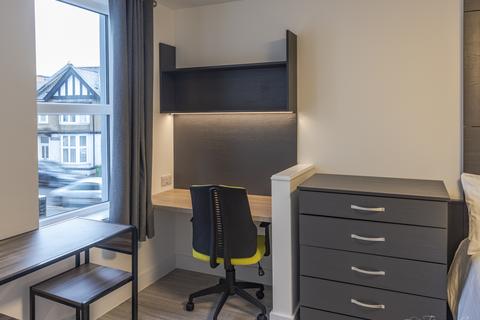 Studio to rent, 84-86 Derrys Villas, Flat 9