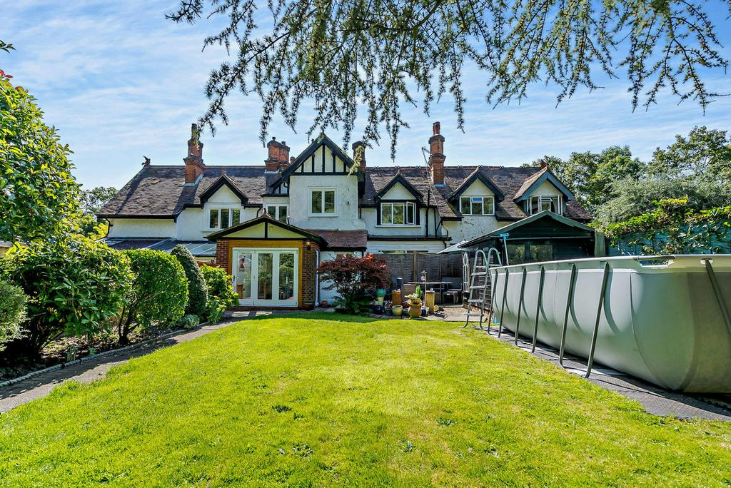 Detached house exterior, garden