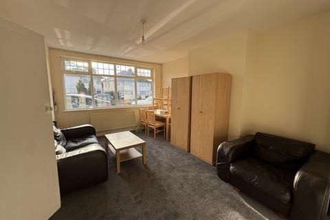 3 bedroom semi-detached house to rent, Branksome Way, Harrow, HA3