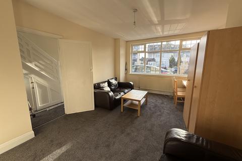 3 bedroom semi-detached house to rent, Branksome Way, Harrow, HA3