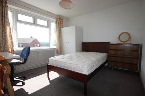 1 bedroom in a house share to rent, The Chantrys, Farnham, GU9