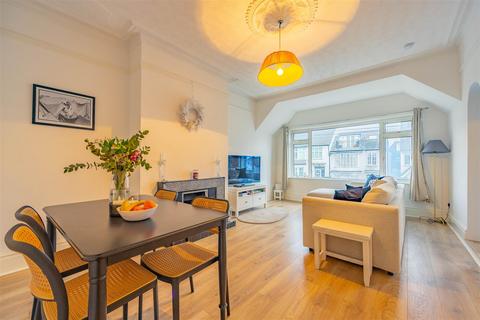 3 bedroom apartment for sale, GRAND DRIVE, Leigh-On-Sea