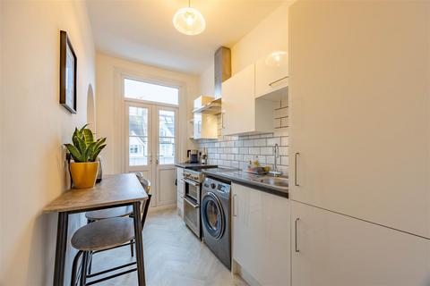 3 bedroom apartment for sale, GRAND DRIVE, Leigh-On-Sea