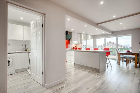 3 bedroom bungalow for sale, Headlands Close, Liversedge, WF15