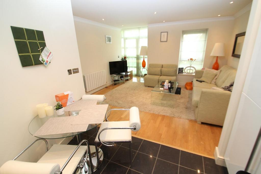 Kitchen / Lounge