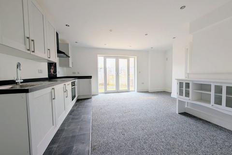 2 bedroom ground floor flat to rent, Pickersleigh Avenue, Malvern, Worcestershire, WR14 2LJ