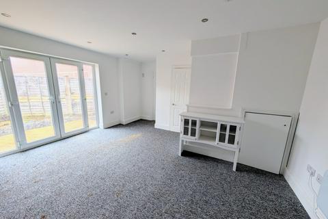2 bedroom ground floor flat to rent, Pickersleigh Avenue, Malvern, Worcestershire, WR14 2LJ