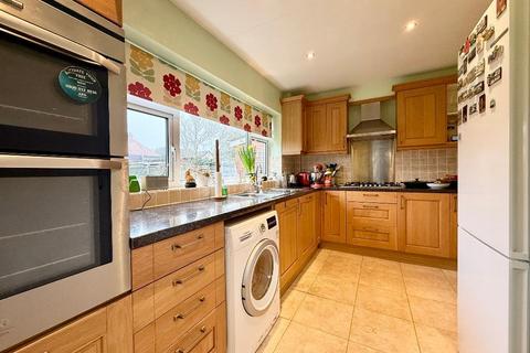 3 bedroom semi-detached house for sale, Stanmore Crescent, Leagrave, Luton, Bedfordshire, LU3 2RJ