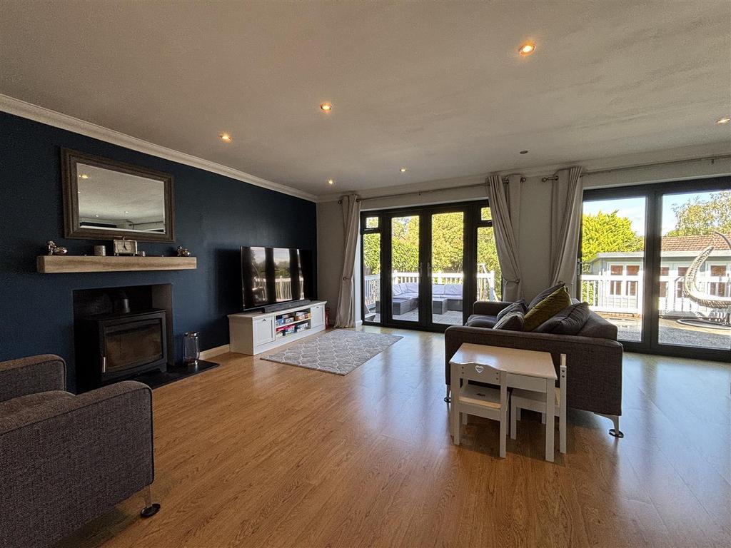Lounge/ Dining Room