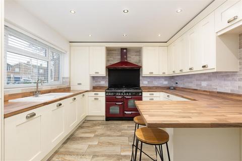 4 bedroom semi-detached house to rent, Silver Birch Avenue, Stotfold, Hitchin