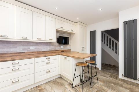 4 bedroom semi-detached house to rent, Silver Birch Avenue, Stotfold, Hitchin