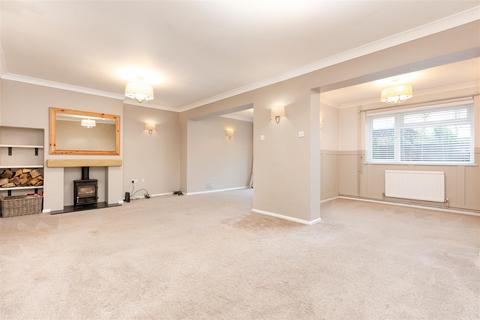 4 bedroom semi-detached house to rent, Silver Birch Avenue, Stotfold, Hitchin